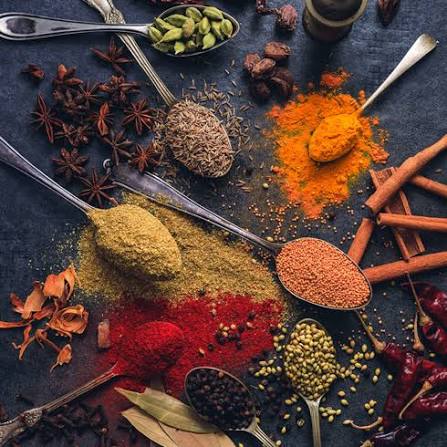 لیست ادویه‌های پرکاربرد و ضروری در خانه + نکات خرید و نگهداری